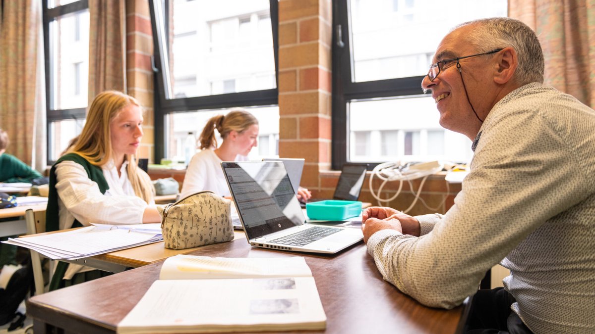 Op onze nieuwe website kan je al onze openstaande vacatures terugvinden. In het kader van enkele vervangingsopdrachten zijn we binnenkort op zoek naar nieuwe collega's! Neem dus zeker een kijkje op humaniora.sintbavogent.be/vacancies-over… 👈👈👈

#vacatures #onderwijs #secundaironderwijs
