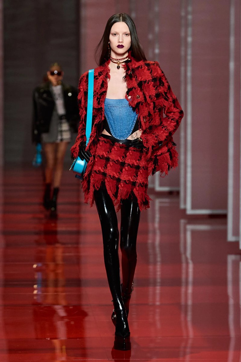 supatex's tweet photo. A look back at @Versace 's fierce Ready-to-wear collection for Fall 22 including latex leggings 🖤 #latexleggings #latexfashion #catwalk #fashiondesign #versace #versacelatex #versaceclothing #latexclothing #latexstockings #fall22 #aw22 #versacecollection #readytowear https://t.co/gqEdx06du5