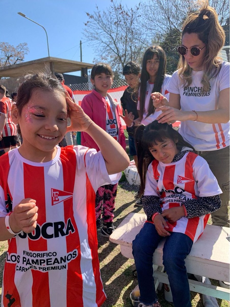 Otra hermosa jornada por el día de la niñez junto a @edelphockey <a href="/PinchaSolidario/">Pinchas Solidarixs</a> y la Agrupación Hernández llevando los colores más lindos a los barrios.
Gracias a quienes colaboraron para hacer otro día bien pincharrata para lxs niñxs 🇦🇹