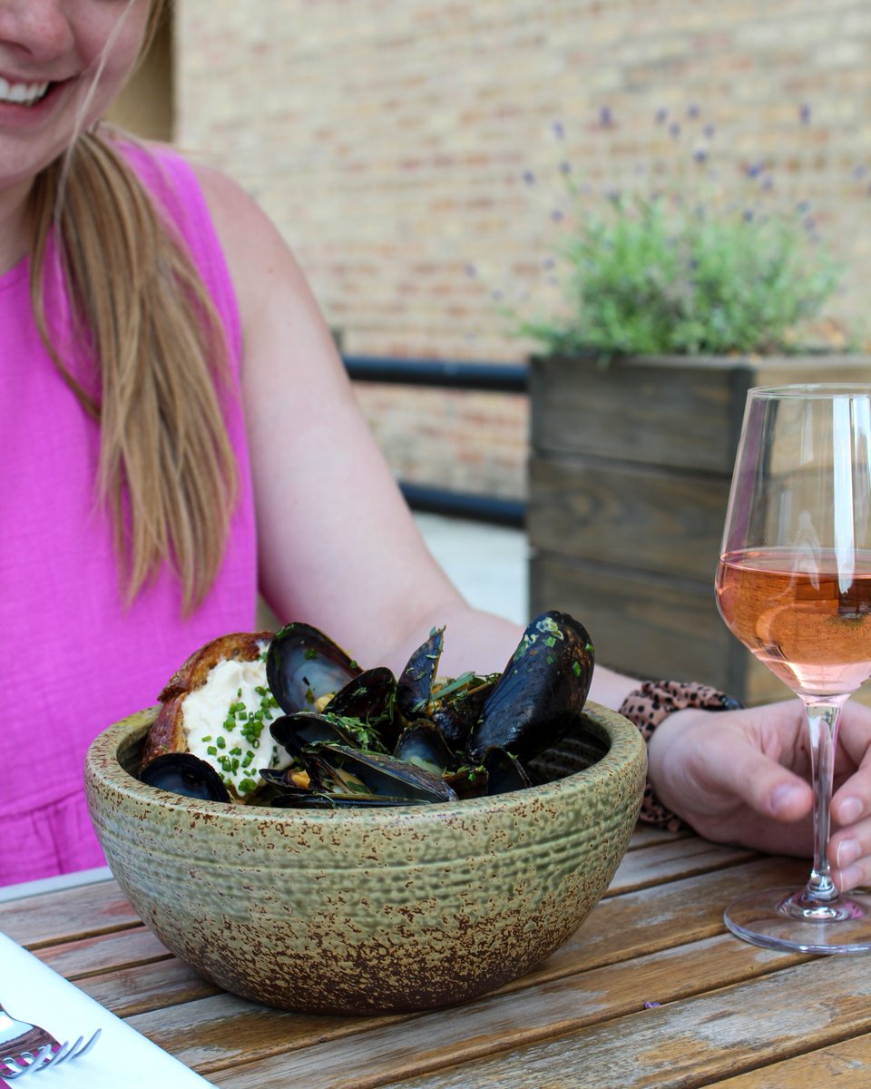 RobertEtFilsChi's tweet photo. #MusselNight is upon us once again! From 5p-10p, we’re serving up our favorite earthy, ocean snack. No reservations needed. We hope you can join us. https://t.co/7DUgZzPpBI