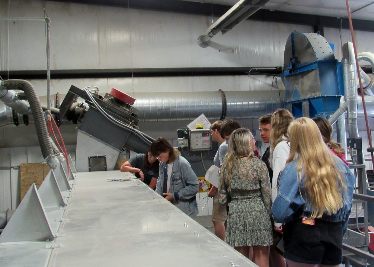 EBMMFG's tweet photo. Always a pleasure having our local @npspanthers FFA students stop by our facility to learn about screening technology and efficiency.
#EBMMFG #GentleRoll #FFA #npspanthers https://t.co/k99XxUfIwF
