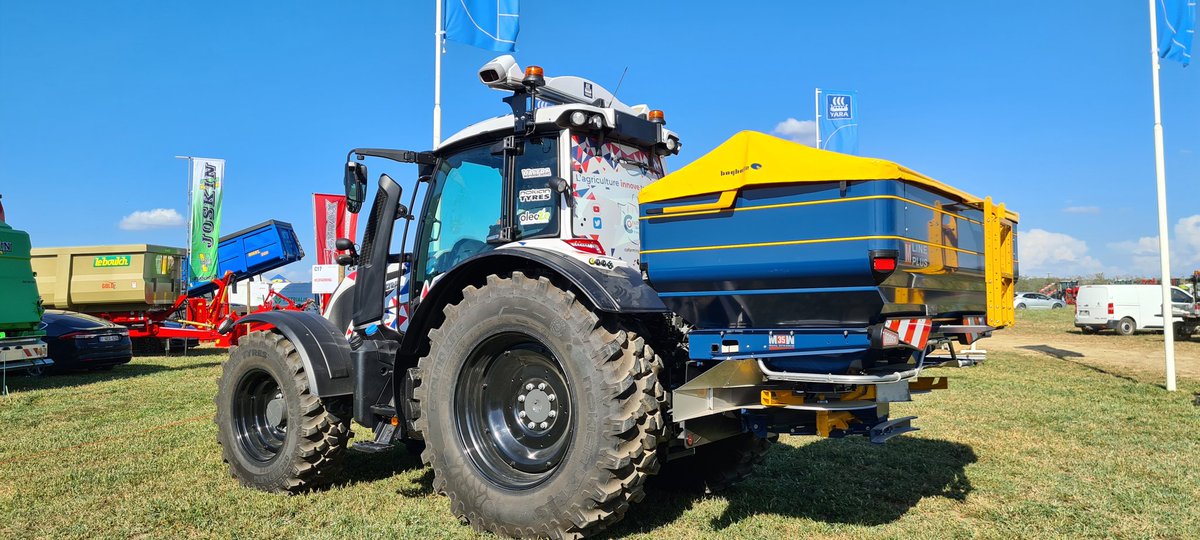 CedricB_YARA's tweet image. Montage @YARA_france #NSensor sur tracteur @Co_Farming @ValtraGlobal et épandeur #Bogballe.
Grand merci à l&apos;équipe Valtra pour leur aide au montage.
Prêt pour Innov&apos;Agri 2022 !