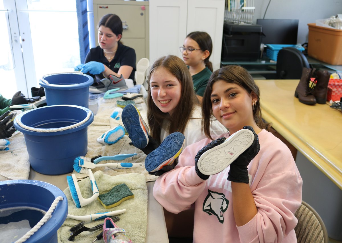 PC_Purpose's tweet photo. Grade 8 began the year w/a day of leadership & service! Thank you to Jacobson Family Food Pantry, @BocaHelpingHand, @JLBocaRaton, @GumboLimboNC, JARC Florida, & @InJacobsShoes for inspiring us to make a difference in our community. #PCMiddleSchool #Grade8Investiture #PCService https://t.co/BEzzuKpMky