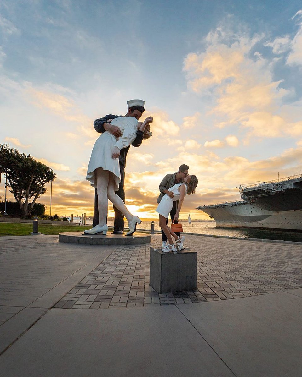 Es muy fácil cruzar de Tijuana a <a href="/visitsandiego/">San Diego</a> y disfrutar de atracciones como la icónica y romántica estatua en el Museo USS Midway, a través del <a href="/CrossBrdrXpress/">Cross Border Xpress</a>. 

En el #CaliforniaWelcomeCenter encontrarás la información necesaria para planear tu viaje.
-- 
📷: virroylola