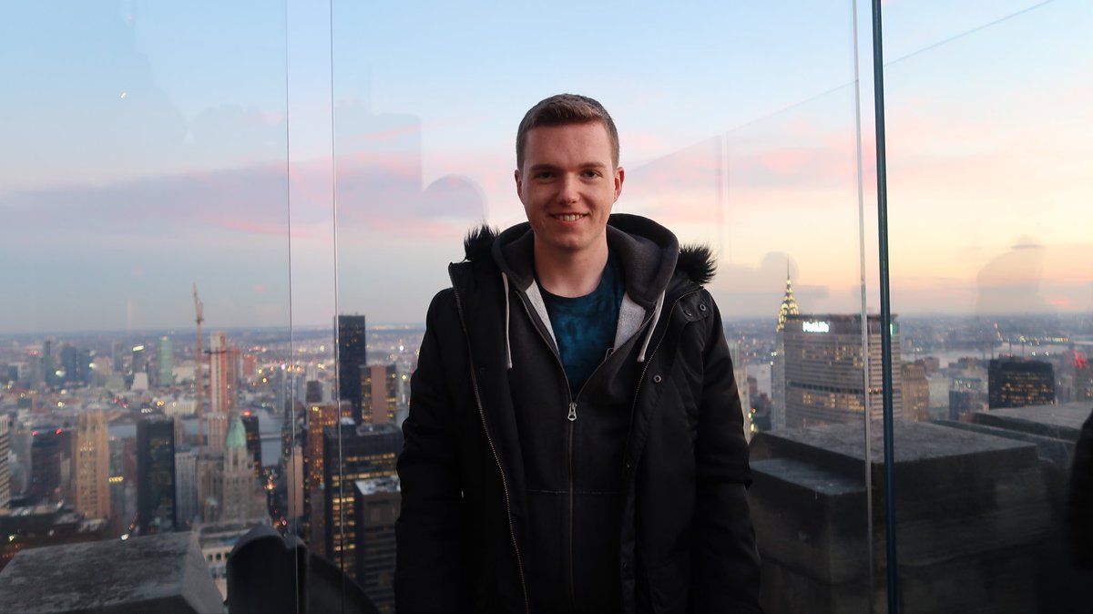 MartiniGuyYT's tweet photo. 2 months after i took this photo in 2017 i lost all my money in the #crypto crash

I never gave up and 3 years later i was a millionaire

You can achieve anything you put your mind to 🚀 https://t.co/HpYLzfjZre