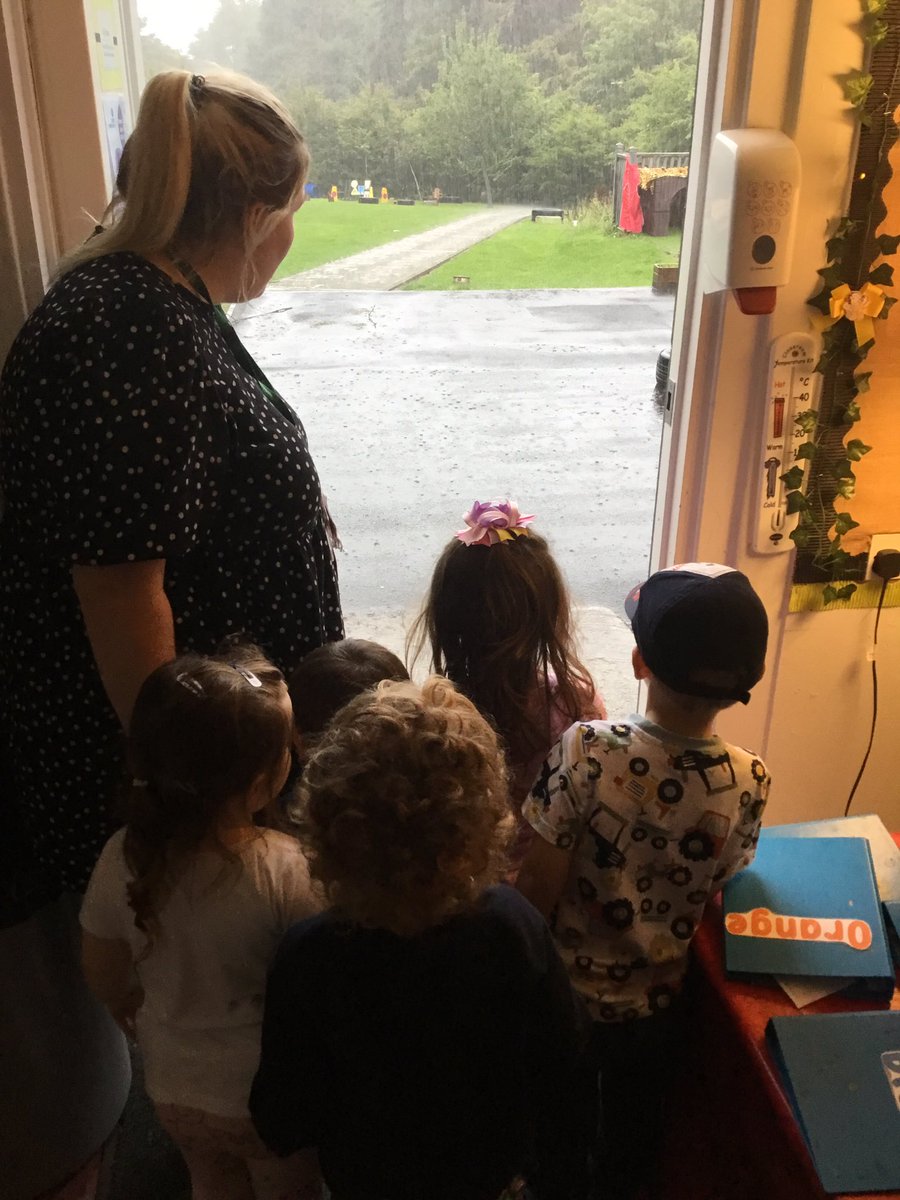 CarmondeanELC's tweet photo. Miss H - I like the rain 🌧. Z - I like to jump in puddles. S - it’s cold 🥶. F - there is a lot of rain. M - it is so loud ⛈ #SafeSam #RespectedRhina https://t.co/8gsCSoZ3pg