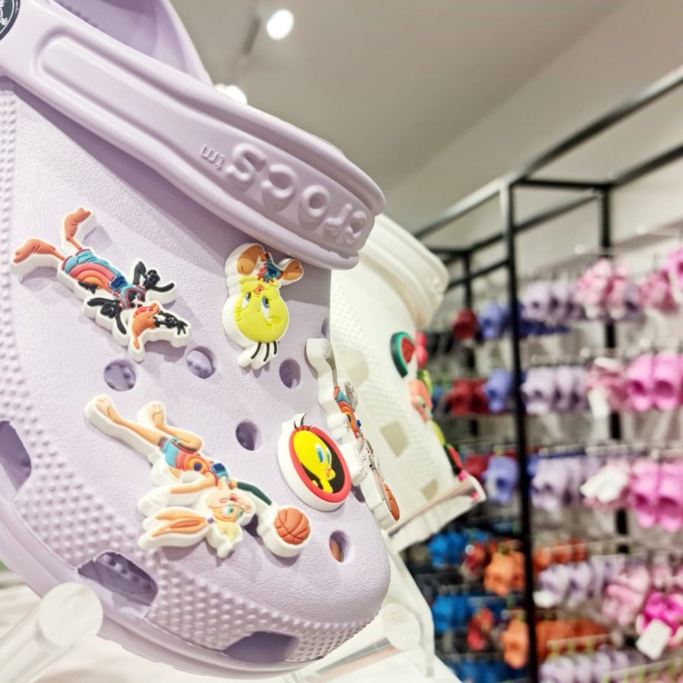 Eastgateshops's tweet photo. Revamped and looking amazing! 🖤
Visit the new @Crocs store for an ultimate shoe shopping experience. 

Style tip 👉 personalise your Crocs with your favourite #JibbitzCharms. 🌼😎

#SeeYouAtEastgate #StoreRevamp #Crocs https://t.co/RoMqZRZ4HZ