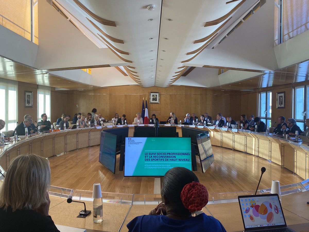 AOC1978's tweet photo. Aujourd'hui, aux côtés des acteurs-clés du sport 🇫🇷, j'ai lancé le premier atelier du cycle « Impulsion politique et coordination stratégique » dédié au suivi socio-professionnel et à la reconversion des sportifs de haut niveau. Sujet proritaire à 2 ans des #JOP2024. https://t.co/blwqo0Oqsa