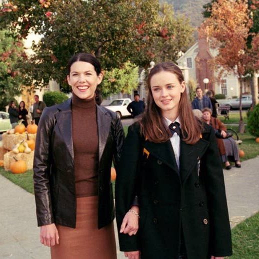 thinkergilmore's tweet photo. make an outfit for fall based on your gilmore girls preferences 🍂☕️ https://t.co/yaW4uaJUz5