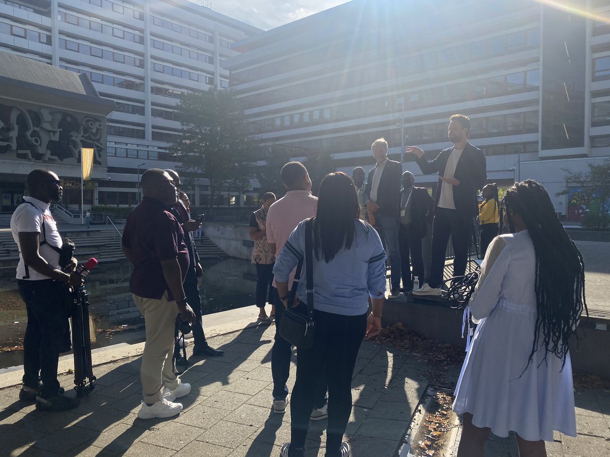 Na de Top van gister namen wij de journalisten mee op pad door de stad met <a href="/RWeerwoord/">Rotterdams WeerWoord</a>: van de Floating Office naar het Benthemplein, de regentuin (ZOHO), de <a href="/d_akkers/">DakAkkers</a>, depot Boijmans Van Beuningen, en de ondergrondse wateropslagruimte. #veerkracht #weerbaarheid #Rotterdam