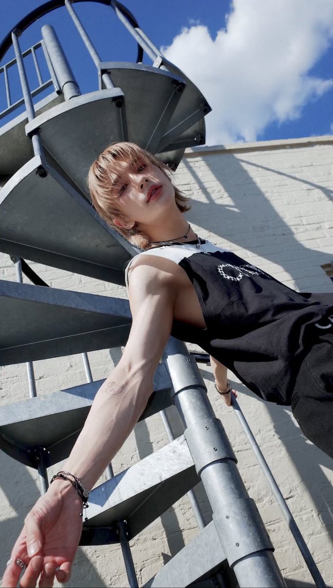 hyunjinie320's tweet photo. THE VEINS ON HIS ARM https://t.co/nmjck3OL8p