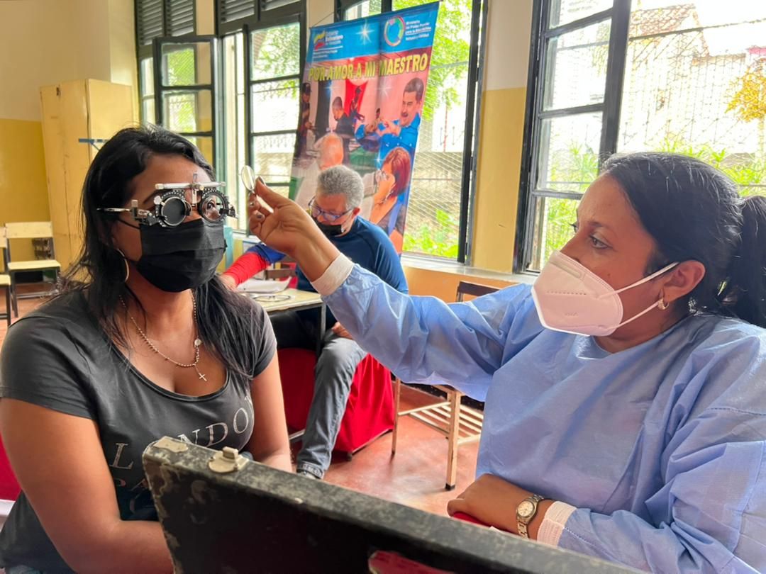 Gracias a los hombres y mujeres que prestan servicio en las instituciones públicas, fortaleciendo todos los valores y principios de la Patria. Felicito a los trabajadores y trabajadoras del @MPPEDUCACION, para ustedes mi respeto y profunda admiración. 

<a href="/NicolasMaduro/">Nicolás Maduro</a>