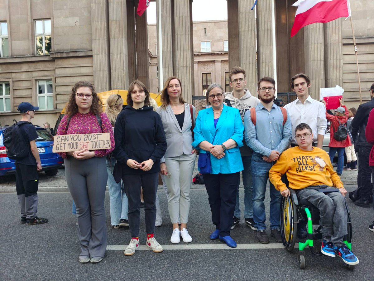 HannaGillPiatek's tweet photo. Wspólnie z @Pokolenie2050, młodzieżówkami, uczniami i uczennicami protestowałyśmy dziś z @rozathun i opozycją demokratyczną przeciw indoktrynacji w polskiej szkole. Książka prof. Roszkowskiego do #HiT to wierzchołek góry lodowej. Ministrze Czarnek, czas odejść!
#HiThappens https://t.co/rNq9bbqRCo
