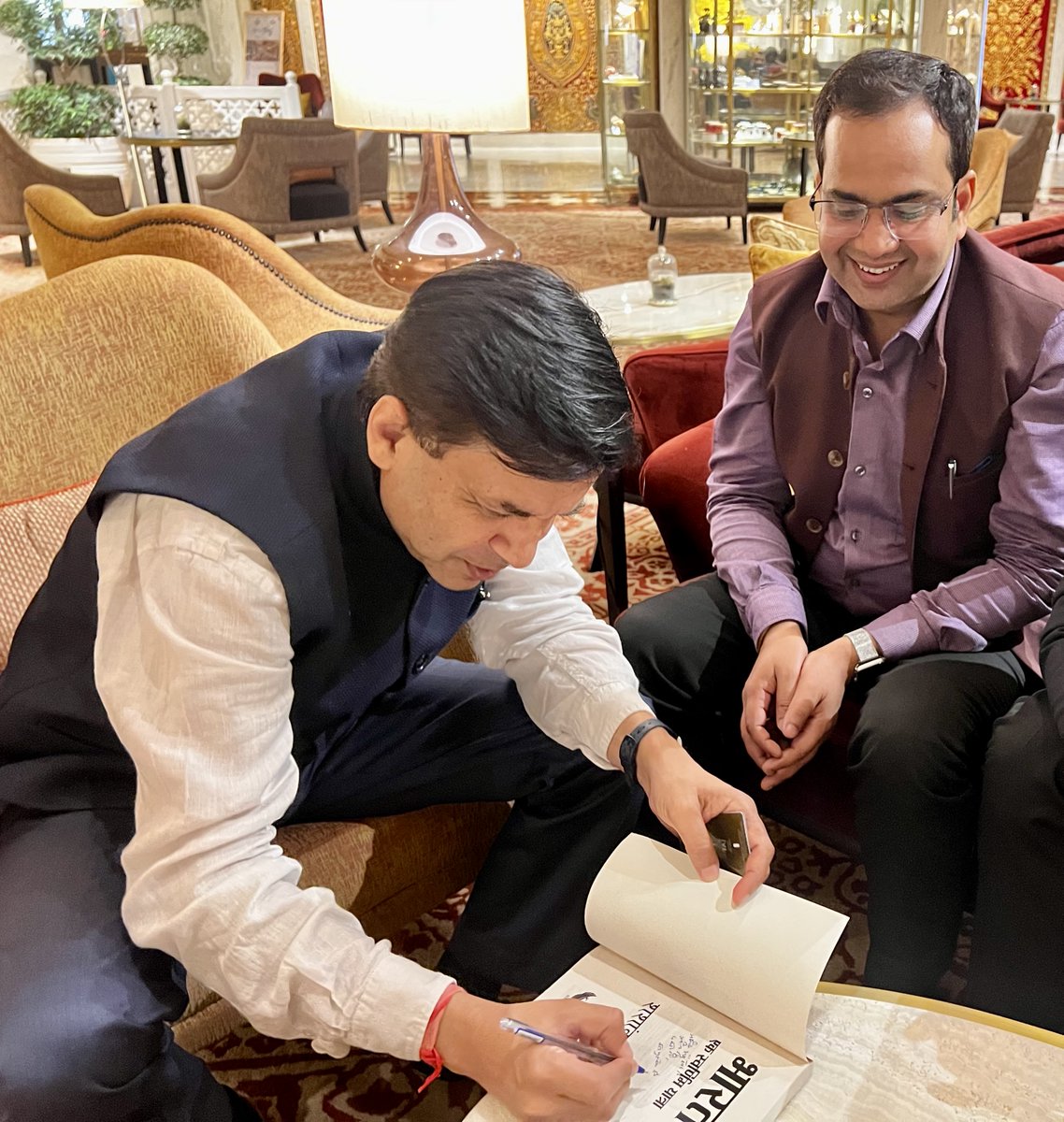 PravKumarr's tweet photo. A great Catch-up with @Shashank__Mani,  A Distinguished Alumnus of @iitdelhi, renowned author and @PwC Senior Partner on his new book "भारत एक स्वर्णिम यात्रा". His social entrepreneurship initiative so far has created a strong 6K enterprise-led success stories #socialdevelopment https://t.co/ETEgsNjAwF