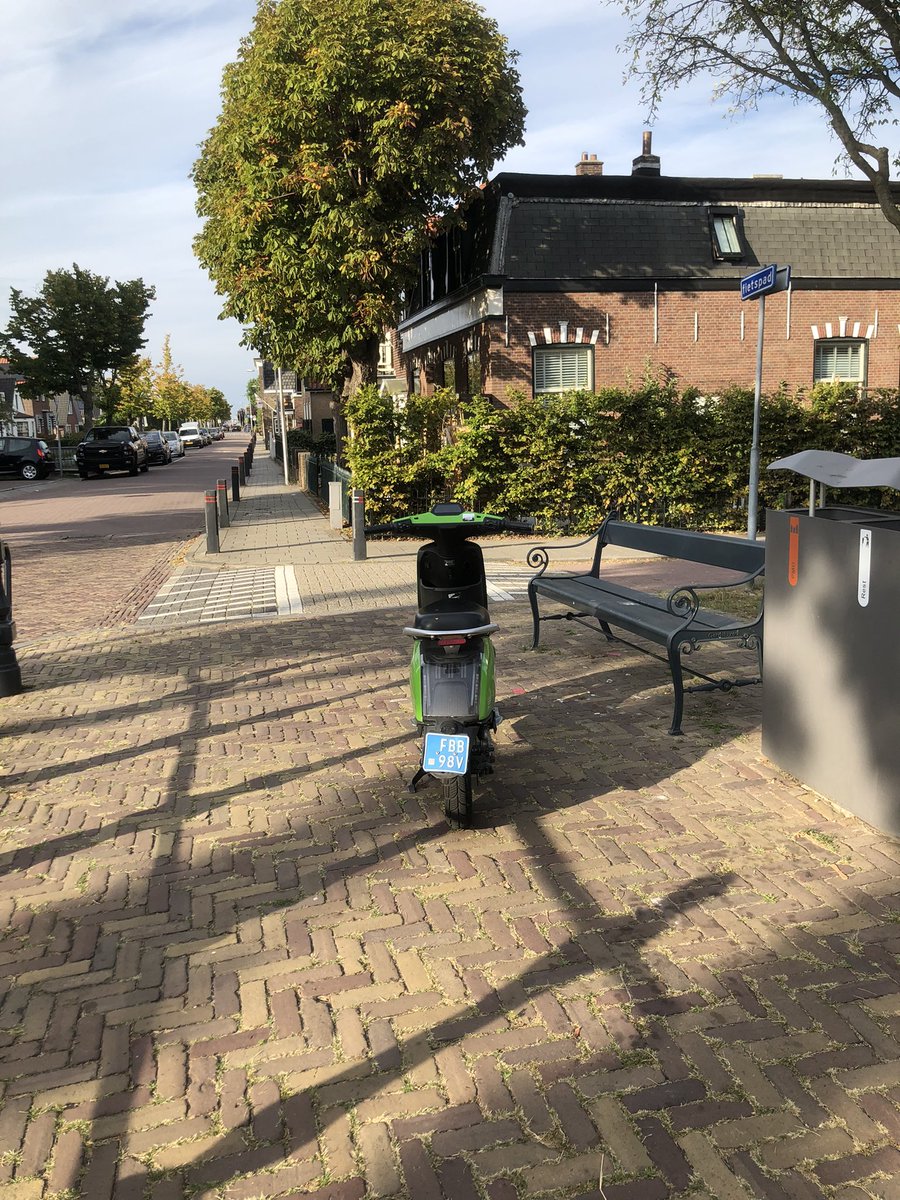 Jurjen16's tweet photo. De zondag na de zaterdagnacht. Overal in #bleiswijk worden door @gosharingoff weer voertuigen op asociale manier te huur aangeboden. Wat een droevig verdienmodel. @Raad_LSL u kunt hier beleid op maken zodat de openbare ruimte in @Lansingerland weer van de inwoners wordt. https://t.co/R4W4f8bT9u