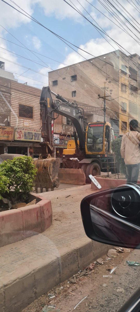 decentsilk's tweet photo. @DCKhiCentral @murtazawahab1 Finally work started on Shahrae Humayion. Good job sir ! Please complete it all the way till Gareebabad Underpass both tracks. Kindly check the quality of the road so it can last long. #DistCentral #KarachiWoks @KmcPakistan https://t.co/oG8QAADjwY
