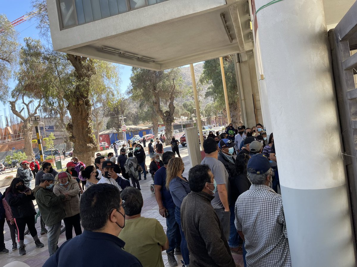 vittoghiglino's tweet photo. El Colmo! adultos mayores en el Centro cultural Atacama y el edificio con los ascensores malos. Aumenta el voto asistido y poca coordinación entre @ServelChile y delegados. Algunos tienen que subir 3 pisos @TvnRedAtacama @RADIONOSTALGICA @radiomaray @copiapomuni @DiputadaCidV https://t.co/J0kLeuLdj8