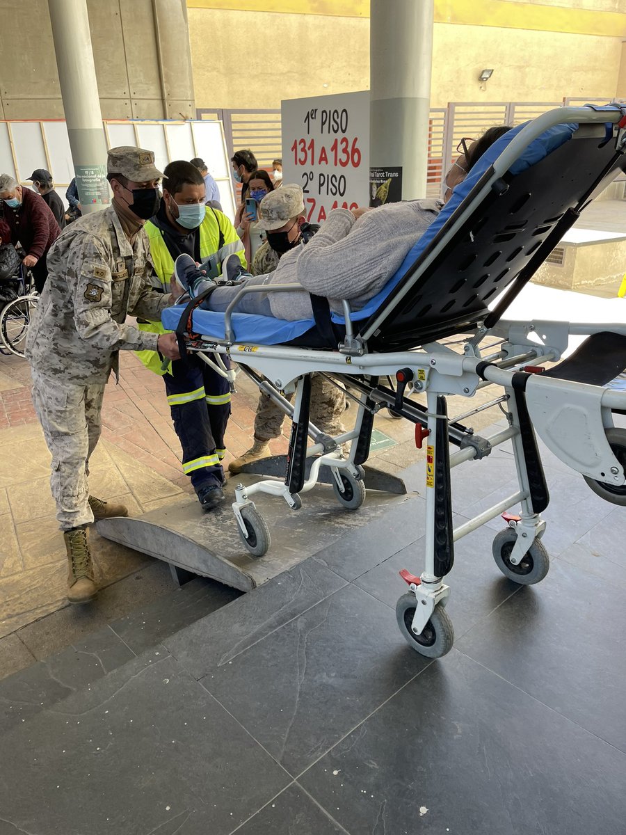 vittoghiglino's tweet photo. El Colmo! adultos mayores en el Centro cultural Atacama y el edificio con los ascensores malos. Aumenta el voto asistido y poca coordinación entre @ServelChile y delegados. Algunos tienen que subir 3 pisos @TvnRedAtacama @RADIONOSTALGICA @radiomaray @copiapomuni @DiputadaCidV https://t.co/J0kLeuLdj8