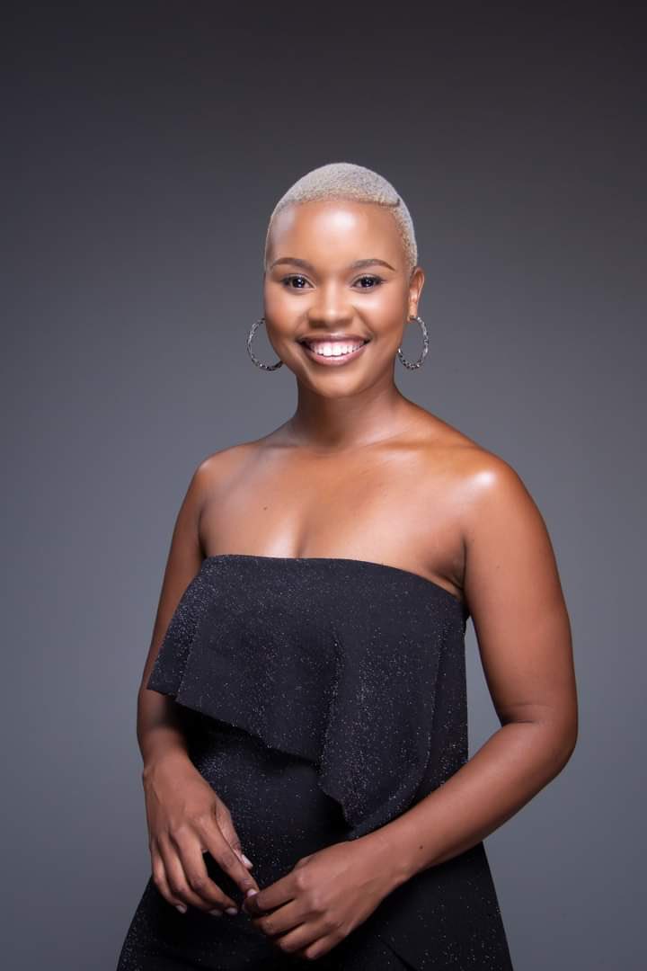 _MolokoMokubedi's tweet photo. One thing about Nozi she will sing #IdolsSA https://t.co/LZVBsV7uG4