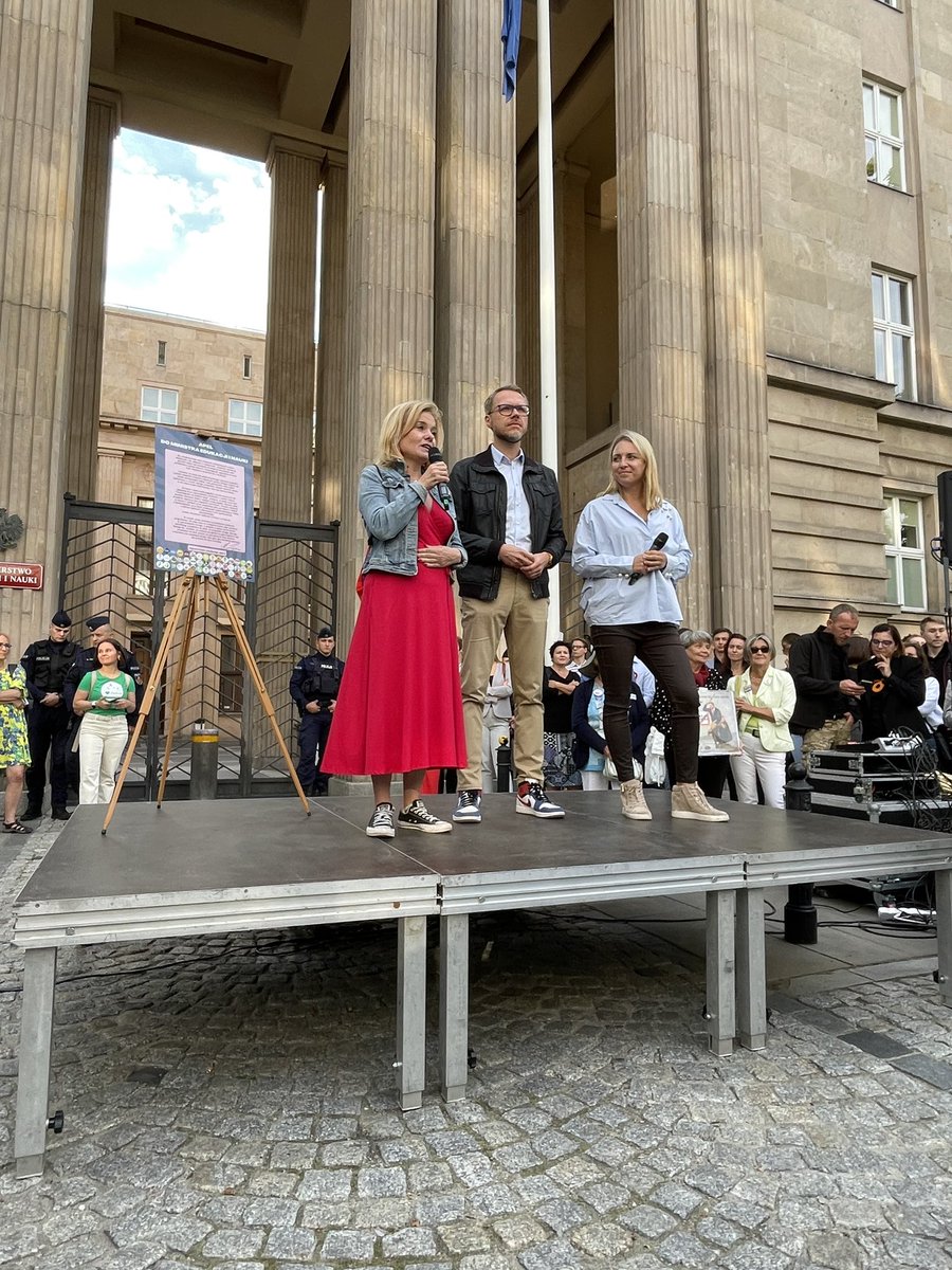 gajewska_kinga's tweet photo. Protest #hithappens pod @MEIN_GOV_PL. Otwarte, krytyczne myślenie jest nieodzowne w budowaniu społeczności wolnej od uprzedzeń i nienawiści, broniącej godności człowieka. Książka prof. Roszkowskiego to zaprzeczenie tej idei! https://t.co/7Sk32Y8xeP