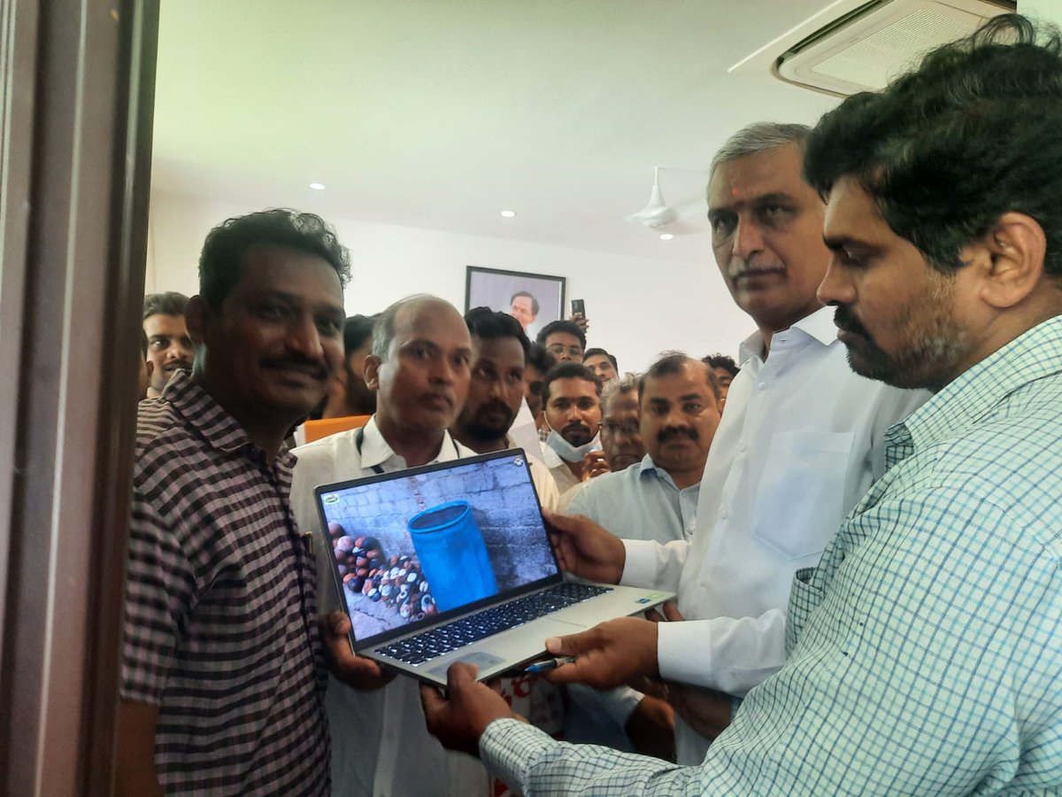 SCharminarzone's tweet photo. Honble Medical &amp; Health Minister Sri T. Harish Rao Garu Releasing Sunday 10 Clock ⏰ 10 Minutes Campagin Short Movie 🎥 IEC Material along with Entomology teams of Charminar Zone, GHMC. https://t.co/Nl4IZtoGyt