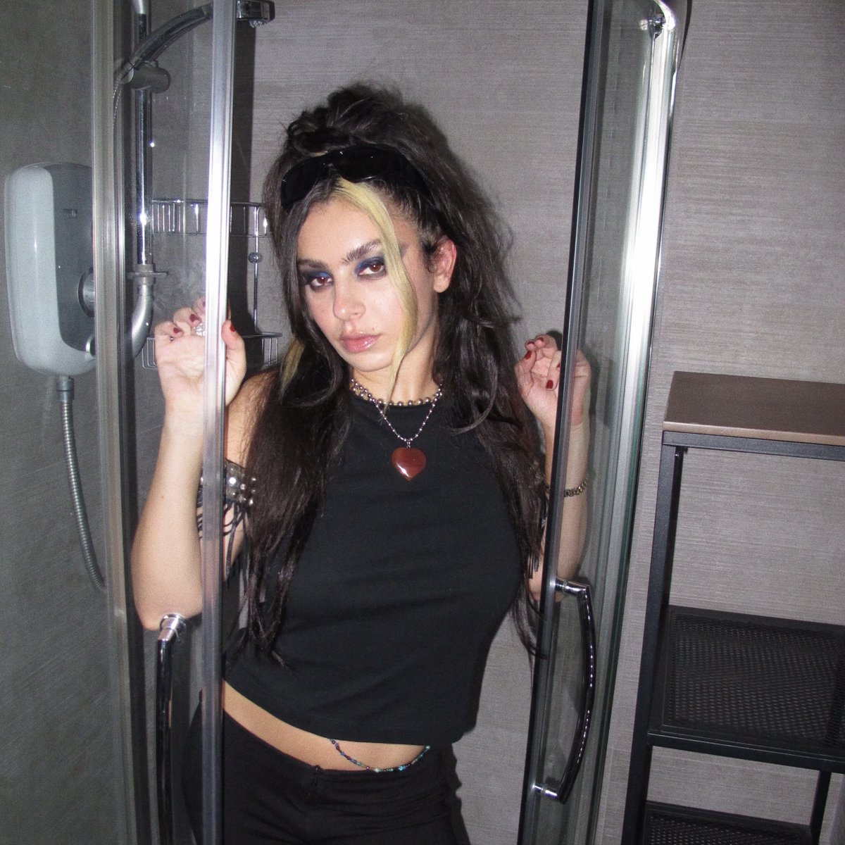 charli_xcx's tweet photo. it’s giving myspace ft food poisoning. https://t.co/krw8dzKPkG