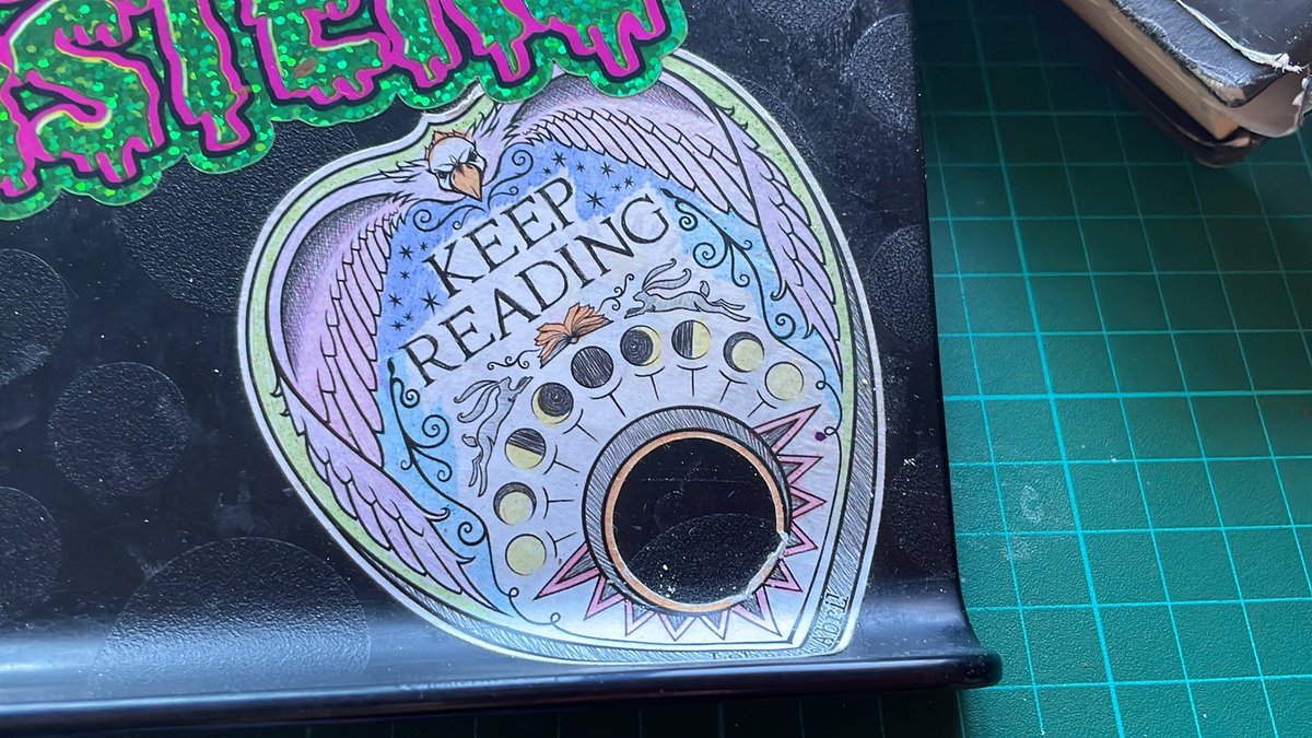DelaplumaE's tweet photo. Cuando compré velas en @lebredeabril, me regalaron esta pegatina, con forma de lector de ouija, sin colores. La pinté, y al sitio de honor. https://t.co/BG2mUF4w1k