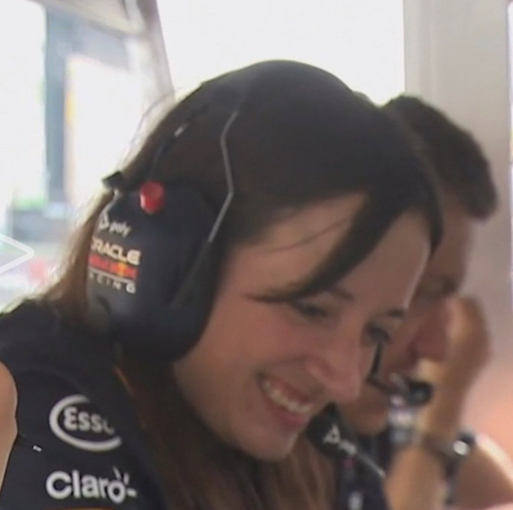 cesarlarar's tweet image. 4/9/22- Hannah #Schmitz🇬🇧: La mujer clave en #RedBullRacing y los logros de #MaxVerstappen🇳🇱 y #ChecoPérez🇲🇽. Schmitz es la ingeniera principal de estrategia, quien toma las decisiones difíciles en una fracción de segundo para ayudar a ganar al equipo austriaco. #F1 #ZandvoortGP