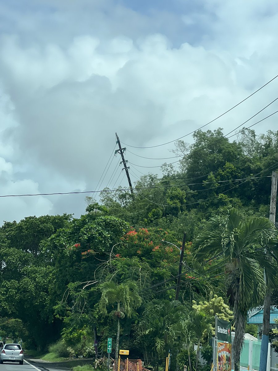 J_Vizca's tweet photo. Poste en una montaña mirando hacia la #2 en manatí. Lo coje un vientito y cae en media avenida y medio manatí sin luz @Moluskein @pamelanoa @AliWarrington  el sistema robusto https://t.co/ZuT0N78vpR