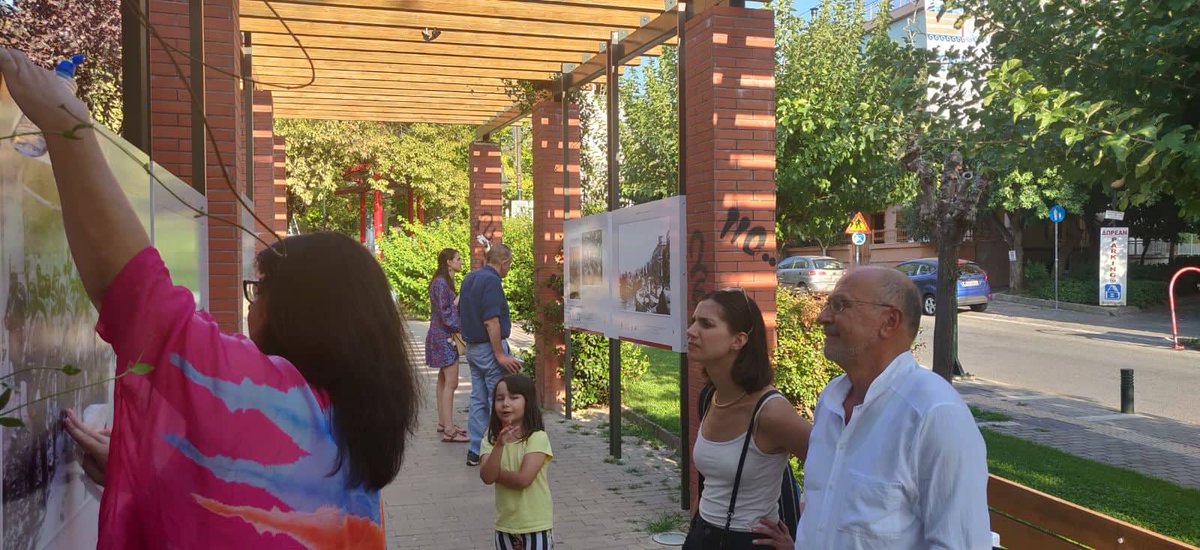 Σήμερα είχα τη χαρά να παρευρεθώ στα εγκαίνια της υπαίθριας έκθεσης του προσφυγικού μας Δήμου Βύρωνα με αφορμή την επέτειο για τα 100 χρόνια από την Μικρασιατική καταστροφή. 
Ενισχύουμε τις τοπικές δράσεις των Δήμων μας που προάγουν τον Πολιτισμό και την ιστορική μνήμη!