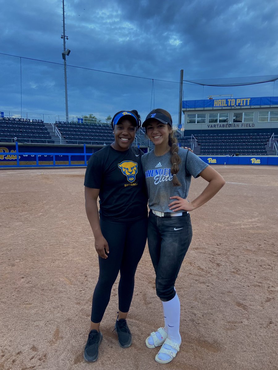 leilastaszak_'s tweet photo. I had so much fun yesterday at the @Pitt_SB camp! Thank you so much to @CoachHerm, @biankabell27 and all of the players! I had a great time and learned a lot! Also thank you to @danidrogemuller and @ectaylor_24 for being such great coaches! #H2P #PittSoftball https://t.co/lH34UN6TSe