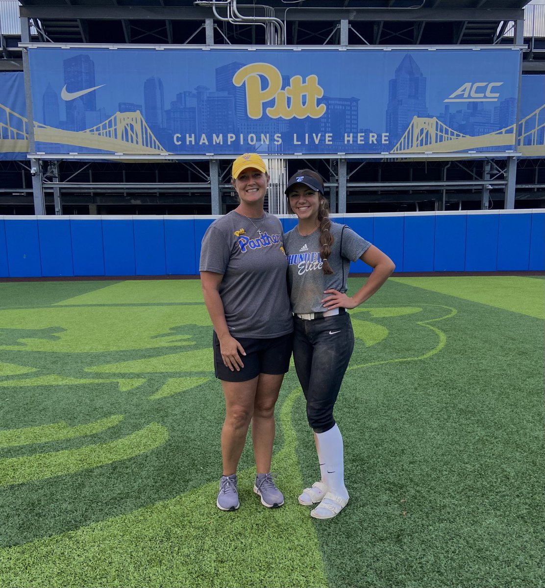 leilastaszak_'s tweet photo. I had so much fun yesterday at the @Pitt_SB camp! Thank you so much to @CoachHerm, @biankabell27 and all of the players! I had a great time and learned a lot! Also thank you to @danidrogemuller and @ectaylor_24 for being such great coaches! #H2P #PittSoftball https://t.co/lH34UN6TSe