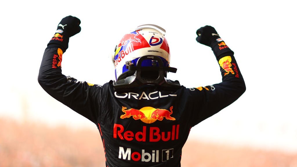 FormuIaMax's tweet photo. 📊 STATS:

• Max reigns supreme at his home #DutchGP 🇳🇱 and takes the 30th win of his #F1 career.

• Max claims a 4th successive victory for the first time.

• He joins Emerson Fittipaldi (1973/74) to become the only drivers to win their first 2 home races. https://t.co/U9upbKgduF