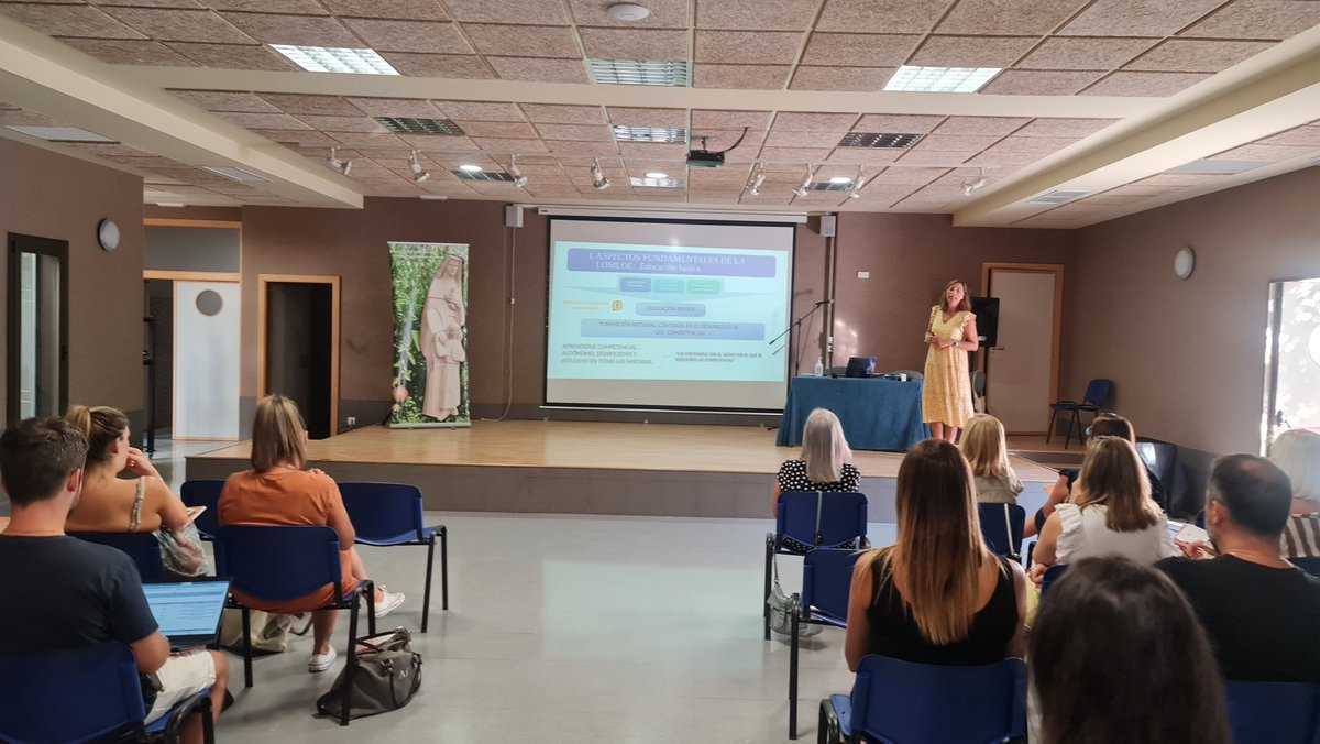 ciademariagr's tweet photo. Durante la mañana de ayer, el claustro de profesores se reunió para formarse en las principales directrices que marca la LOMLOE, nueva ley de educación ya vigente, de la mano de Gema Pérez Cerreda, maestra y formadora madrileña. #formacion #claustro #edebe https://t.co/S7HXUUadiu