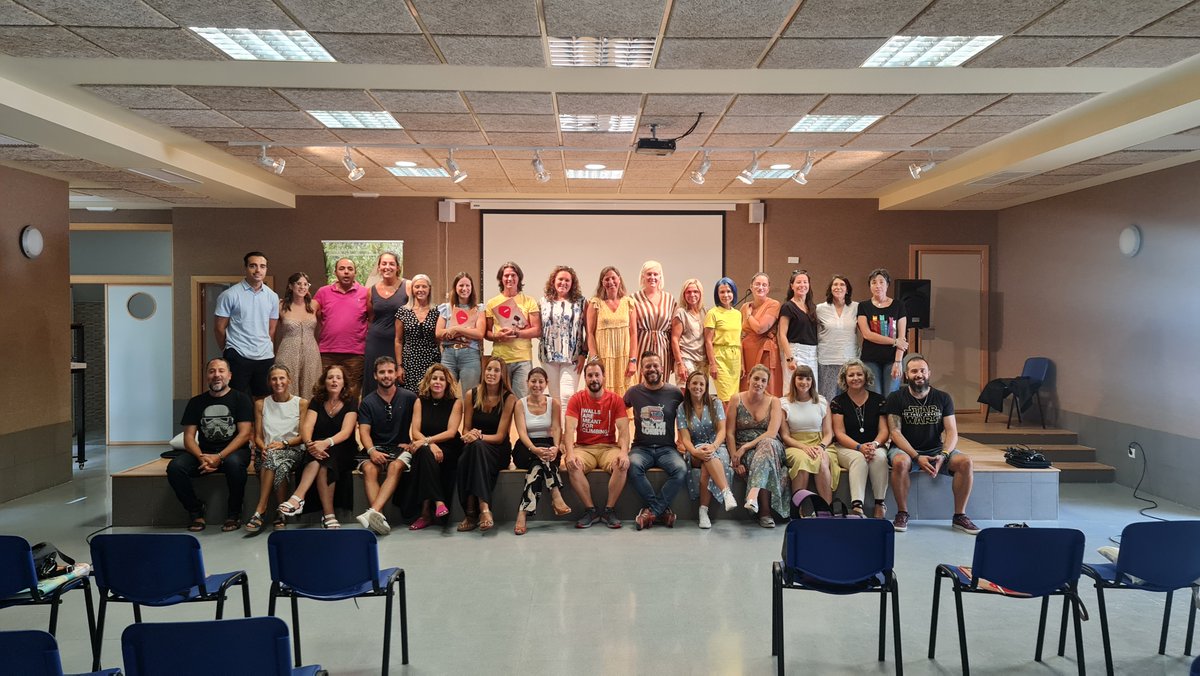 ciademariagr's tweet photo. Durante la mañana de ayer, el claustro de profesores se reunió para formarse en las principales directrices que marca la LOMLOE, nueva ley de educación ya vigente, de la mano de Gema Pérez Cerreda, maestra y formadora madrileña. #formacion #claustro #edebe https://t.co/S7HXUUadiu