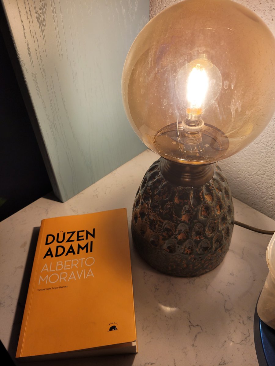 'Hepimiz şu veya bu şekilde masumiyetimizi kaybediyoruz. Normallik böyle işte.' #DüzenAdamı çocukluğunda itibaren normalliğin peşine düşenlerin hayatları ekseninde toplumsal alışkanlıkların ikiyüzlülüğünü ortaya koyuyor.#AlbertoMoravia