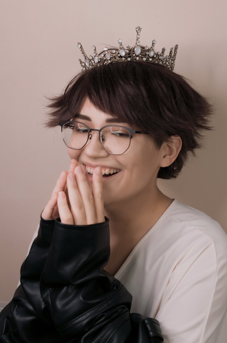 Aina_hisma's tweet photo. Прическа прямо под корону 💅🏻

#oikawa #oikawatooru #haikyuu #hq #ハイキュー https://t.co/G2jFbNgOay