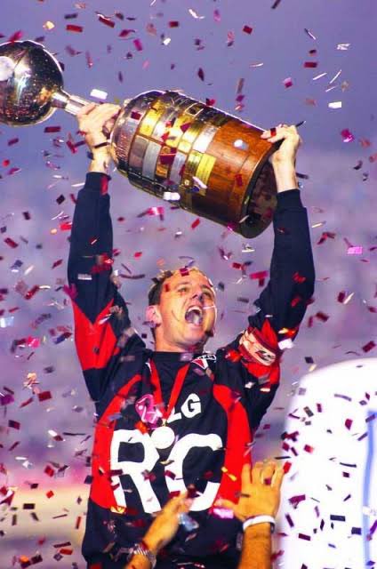 CelioOtaviano's tweet photo. Escolher esse cara aqui que dedicou e ainda dedica toda sua vida ao @SaoPauloFC é assinar com letras garrafais um atestado de burrice crônica e fechar os olhos para os desmandos que ocorrem fora de campo e que assolam o clube a mais de uma década.
#fechadocomoceni https://t.co/rQygh49mj3