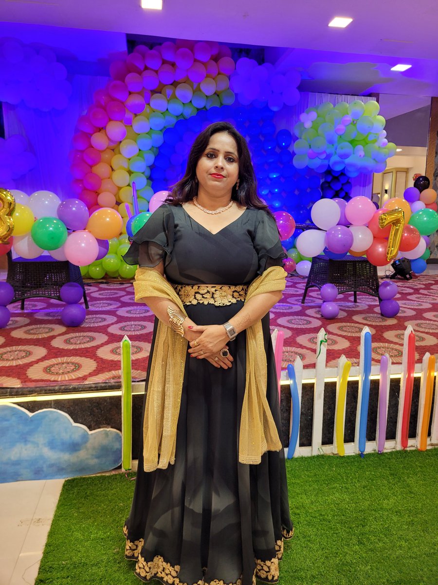है अन्धेरा तो दिया खुद जलाओ,
रोना आसान है दर्द में,
गर है हिम्मत तो,
रोते को हंसना सिखाओ।
🙏🙏🙏🙏
शशी 💕