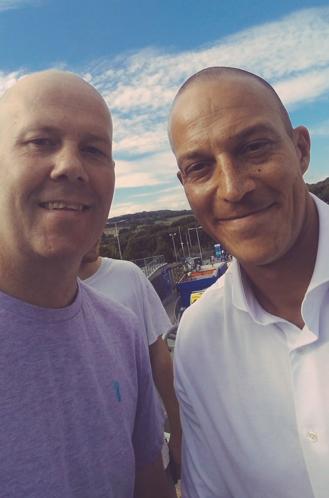 A perfect day rounded off meeting an Albion legend, up the Albion 🔵⚪🔵⚪ #BHAFC <a href="/RobertZamora25/">Bobby Zamora</a>