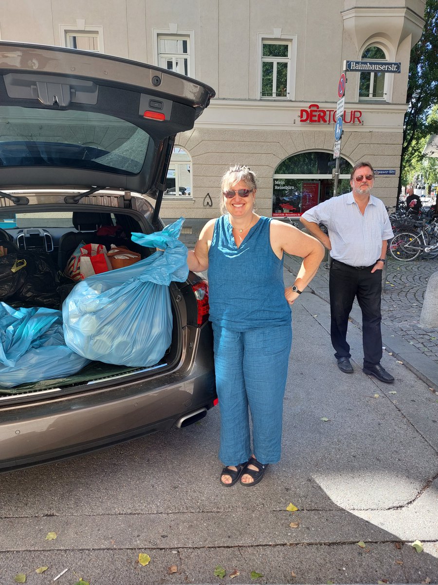 Igeps01's tweet photo. #direkteStrassenhilfe 36/2022 

Bei einem wunderschönem Spätsommertag mit bayrischem Himmel kamen heute wieder sehr sehr viele Gäste an die Münchner Freiheit.
Es ist wirklich egal ob es Monatsanfang, Mitte oder Ende ist, die Schlange geduldig Wartender wird nicht mehr kleiner https://t.co/I8e8S46WIu