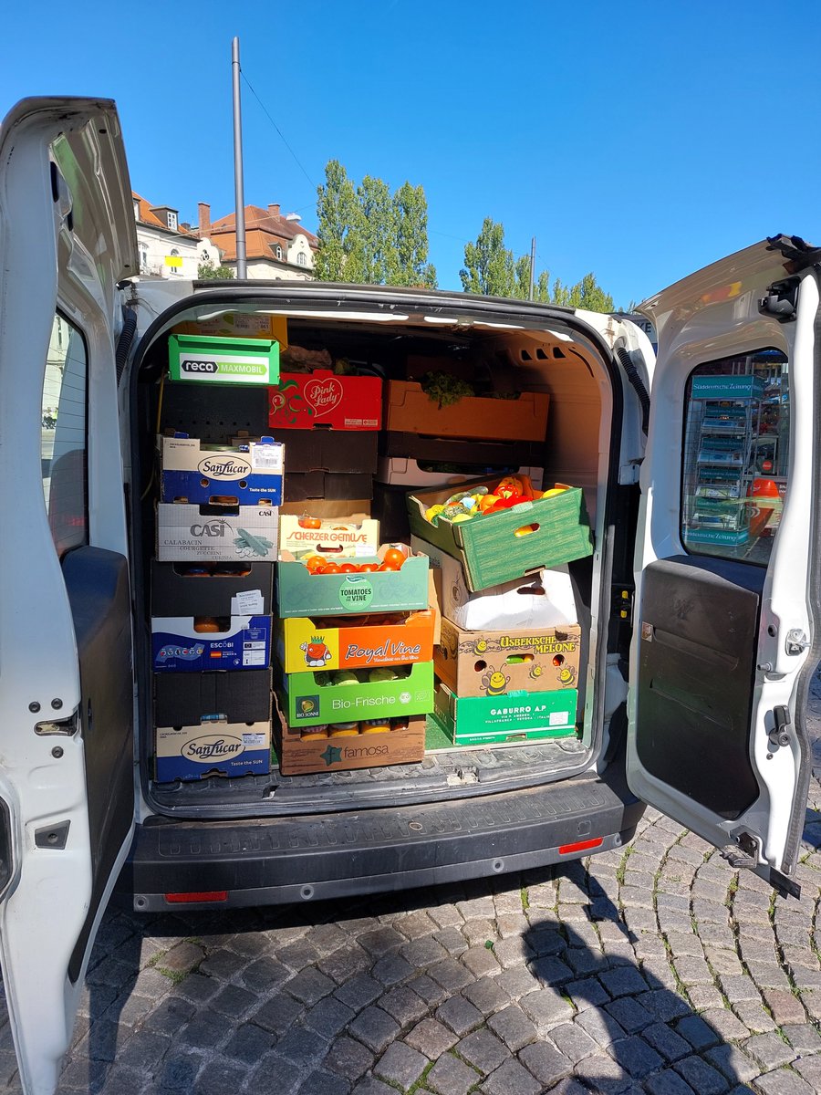Igeps01's tweet photo. #direkteStrassenhilfe 36/2022 

Bei einem wunderschönem Spätsommertag mit bayrischem Himmel kamen heute wieder sehr sehr viele Gäste an die Münchner Freiheit.
Es ist wirklich egal ob es Monatsanfang, Mitte oder Ende ist, die Schlange geduldig Wartender wird nicht mehr kleiner https://t.co/I8e8S46WIu