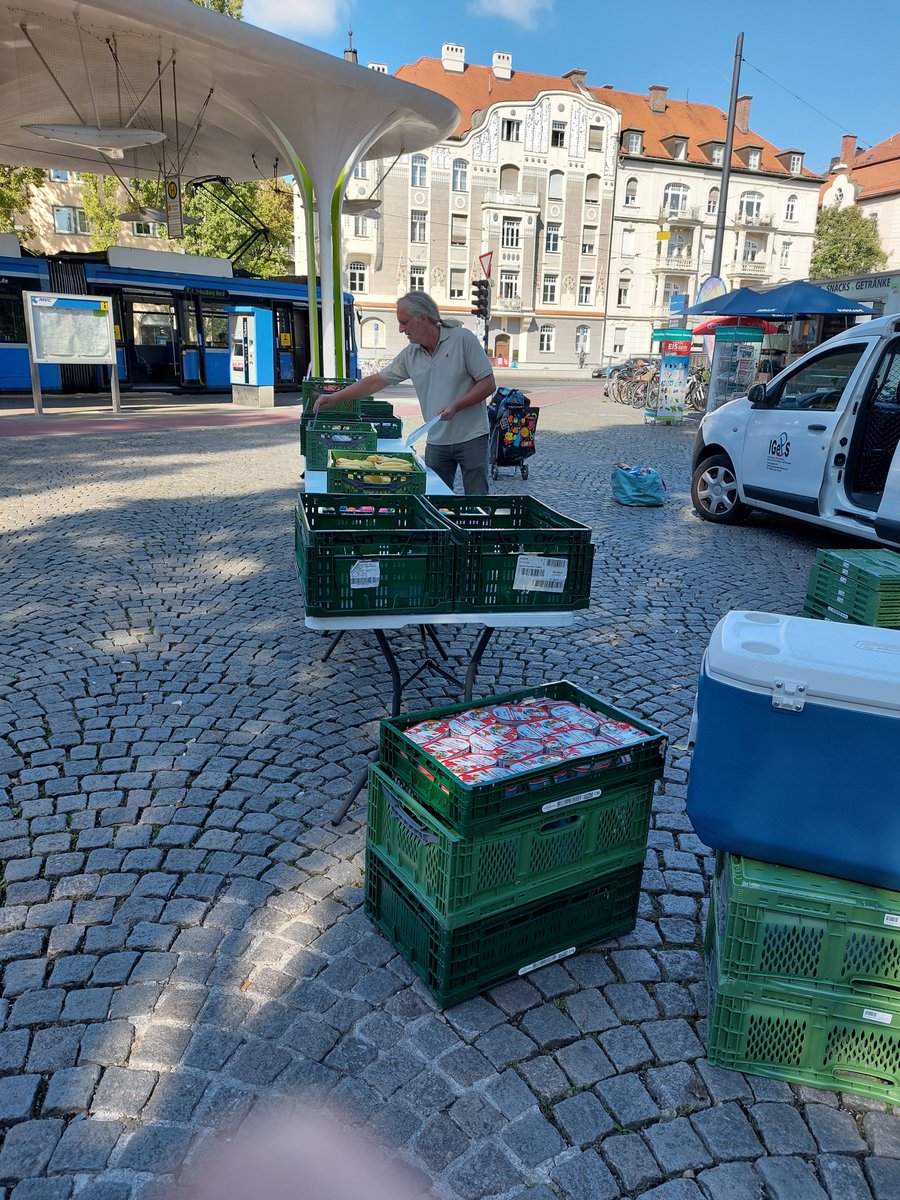 Igeps01's tweet photo. #direkteStrassenhilfe 36/2022 

Bei einem wunderschönem Spätsommertag mit bayrischem Himmel kamen heute wieder sehr sehr viele Gäste an die Münchner Freiheit.
Es ist wirklich egal ob es Monatsanfang, Mitte oder Ende ist, die Schlange geduldig Wartender wird nicht mehr kleiner https://t.co/I8e8S46WIu