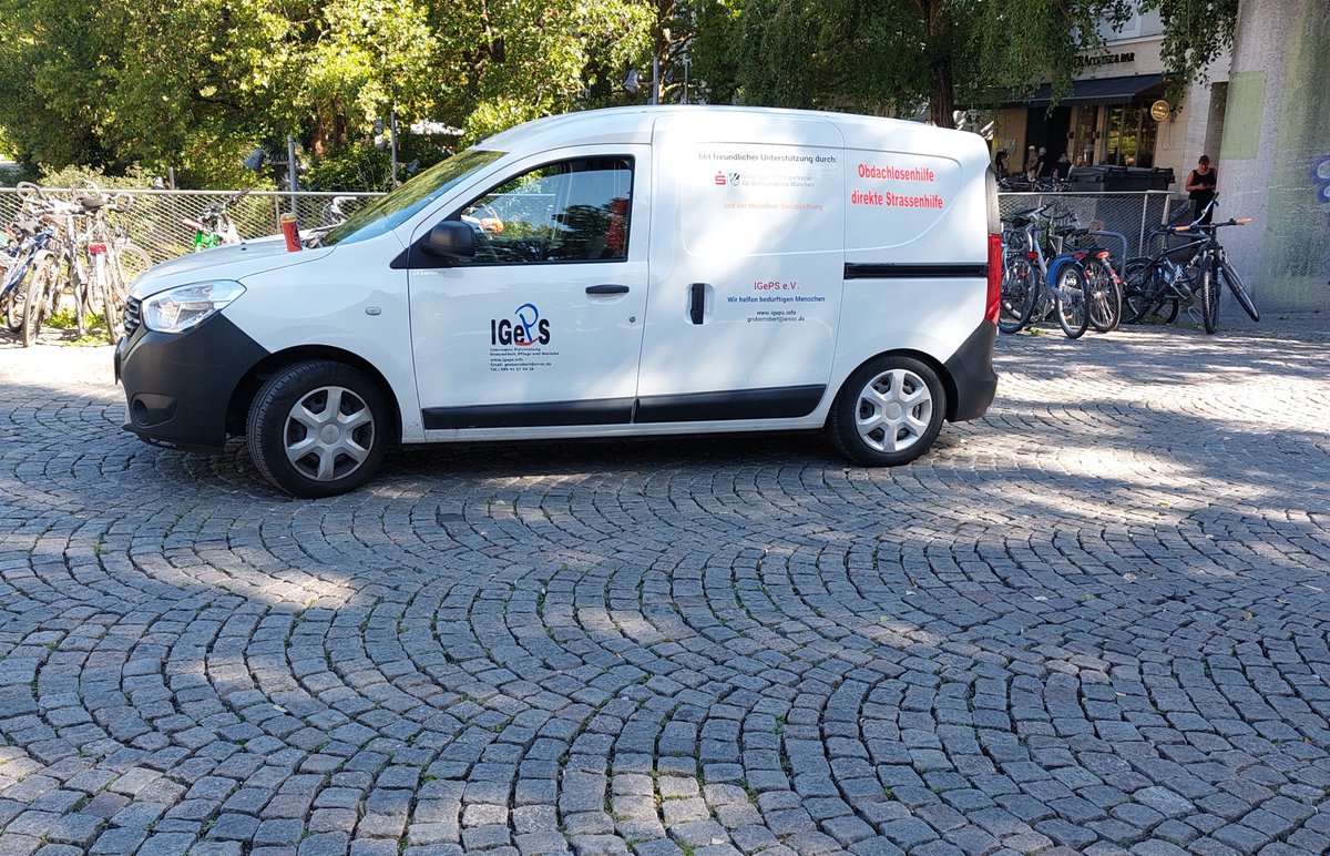 Igeps01's tweet photo. #direkteStrassenhilfe 36/2022 

Bei einem wunderschönem Spätsommertag mit bayrischem Himmel kamen heute wieder sehr sehr viele Gäste an die Münchner Freiheit.
Es ist wirklich egal ob es Monatsanfang, Mitte oder Ende ist, die Schlange geduldig Wartender wird nicht mehr kleiner https://t.co/I8e8S46WIu