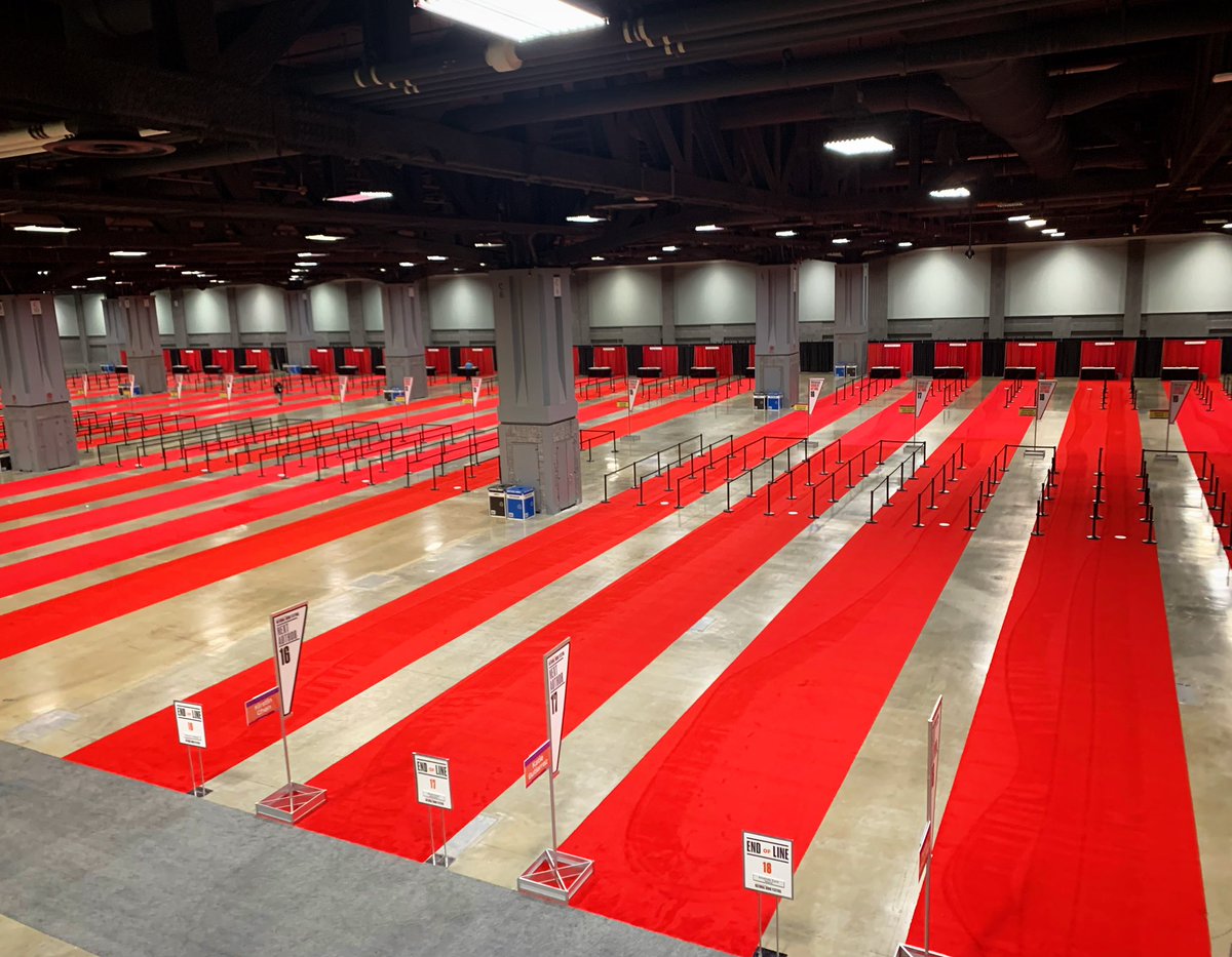 AshleySandberg's tweet image. The calm before the literary storm. #IHeartWords #ReadStuff #NationalBookFestival #LibraryOfCongress