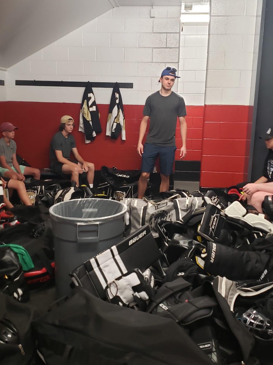 Attack_U15's tweet photo. Attack alumni and class act Brett Arsenault stopped by the rink this morning to chat with our ID camp participants about his hockey journey and what it takes to get to the next level.  Thank you Brett and best of luck this season! https://t.co/pGw0yj16mi