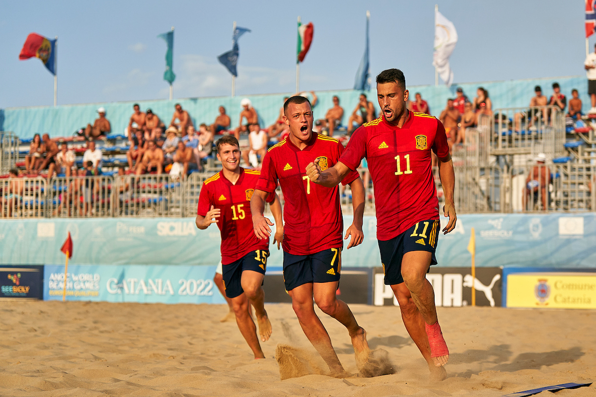 BeachSoccer_WW's tweet photo. ⏱️ FINAL WHISTLE - @SEFutbol  🇪🇸 6 - 2 @selecaoportugal 🇵🇹 - Chiky hits FIVE as Spain win the #AWBGEuropeanQualifier!

Watch all games 🔴 LIVE here 🔗 https://t.co/wjqhnoJTFq 

#BeachSoccer #Catania @FutbolPlayaRFEF https://t.co/AZAVuvD6sS