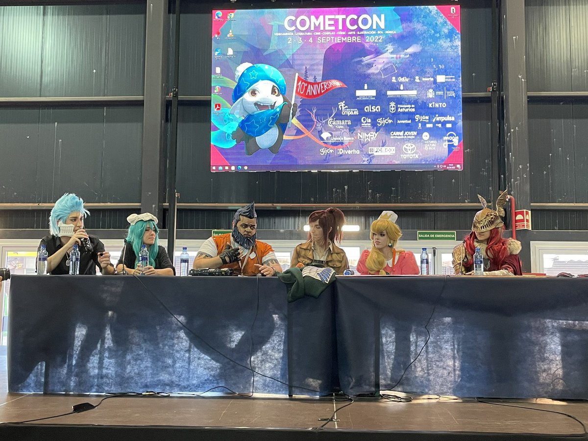 escosplay's tweet photo. Q&amp;A con los invitados cosplayers 📝

@AskalPlay @Juggernaughtty @bakkaCosplay @Ireneskyworld @talyBb_Cosplay 

#CometCon22 https://t.co/mL8BrbcYHT