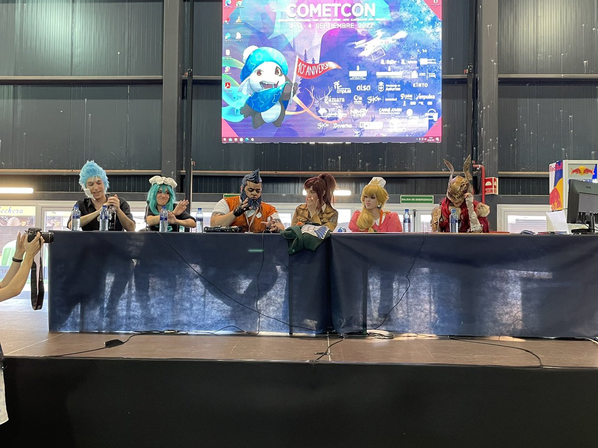 escosplay's tweet photo. Q&amp;A con los invitados cosplayers 📝

@AskalPlay @Juggernaughtty @bakkaCosplay @Ireneskyworld @talyBb_Cosplay 

#CometCon22 https://t.co/mL8BrbcYHT