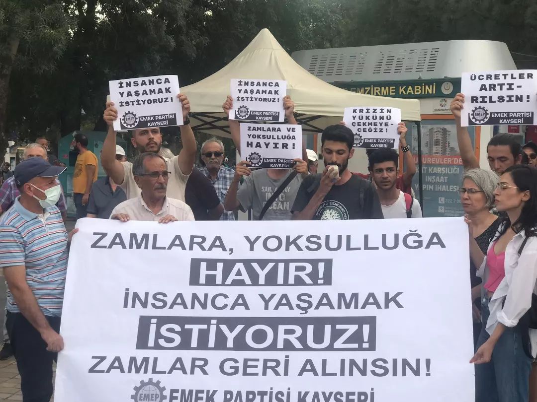 CizgiSol's tweet photo. Emek Partisi (EMEP) Kayseri İl Örgütü; elektrik ve doğalgaz başta olmak üzere temel tüketim ürünlerine yapılan son zamlara dair dün basın açıklaması gerçekleştirdi. Açıklamada "Zamlar geri al��nsın, ücretler arttırılsın!" denildi. https://t.co/RckFymCxTi